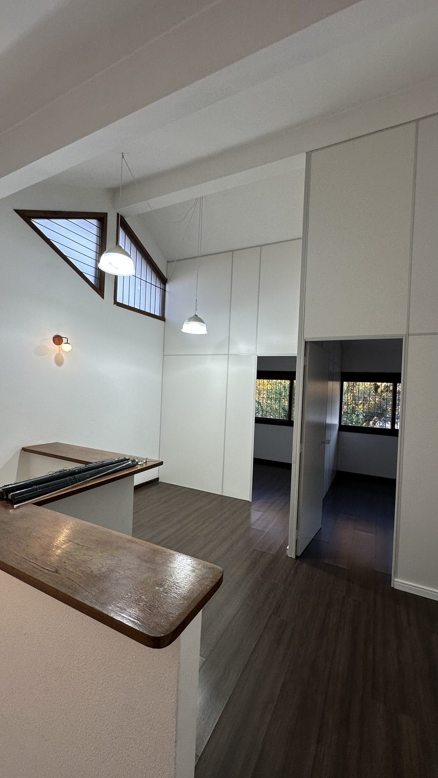 Pavimento superior — sala com teto inclinado