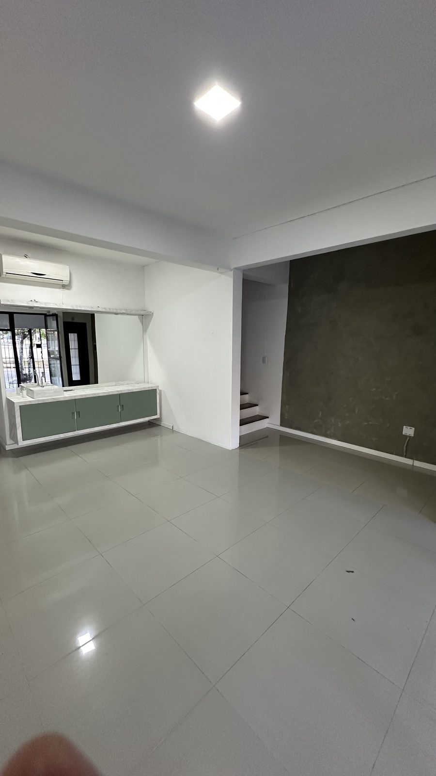 Térreo — escada de acesso ao andar superior