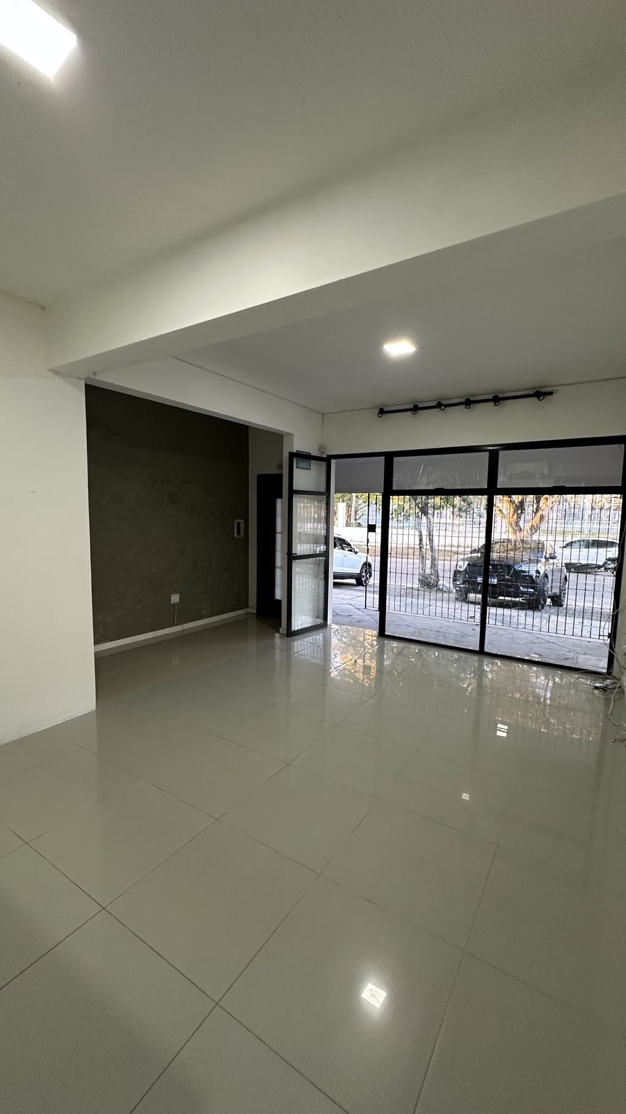 Entrada com porta de vidro para a rua